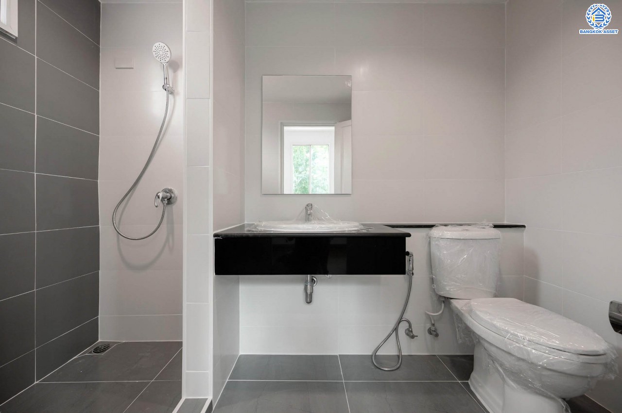 บ้านมือสองตกแต่งใหม่ หลังใหญ่ โครงการ ภัสสร14 บางใหญ่ ดีไซน์ทันสมัย เนื้อที่ 63.8 ตร.ว. รองรับทุกความสุขด้วยแปลนหน้าสวนสาธารณะ ฟังก์ชัน 3 ห้องนอน 3 ห้องน้ำ 2 ที่จอดรถ บนทำเลศักยภาพ ใกล้เซ็นทรัลเวสต์เกต ทางด่วน "ศรีรัช" และรถไฟฟ้าสายสีม่วง "สถานีตลาดบางใหญ่"...